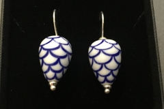 Ohrhänger mit weißblauen Zapfenperlen. 925er Silber und Glas
